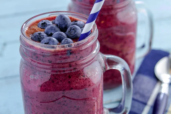 Blåbär och björnbär smoothie skakar — Stockfoto