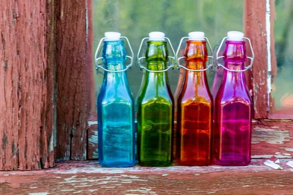Кольорові старовинні пляшки на підвіконня — стокове фото