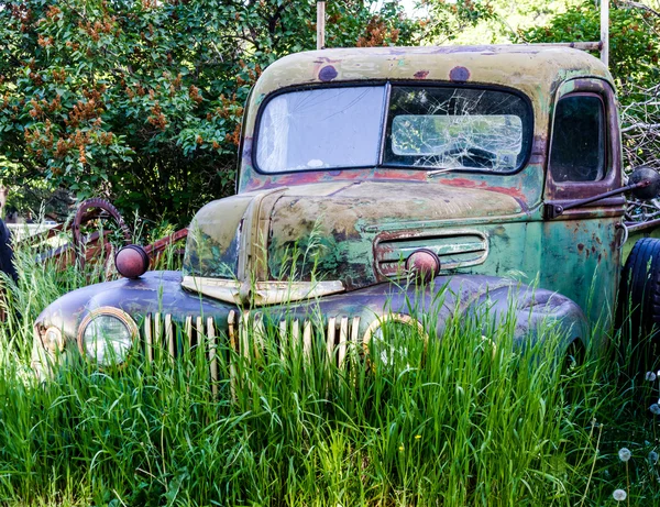 Camion abbandonato vintage in campo — Foto Stock