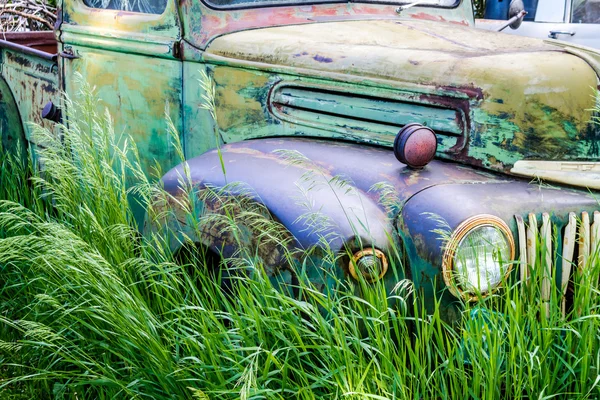 Camion abbandonato vintage in campo — Foto Stock