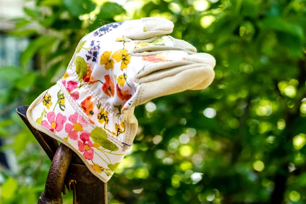 Kleurrijke tuinieren handschoenen op hek — Stockfoto