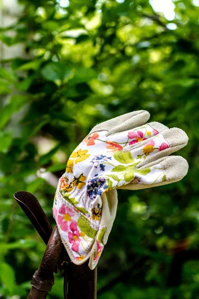 Kleurrijke tuinieren handschoenen op hek — Stockfoto
