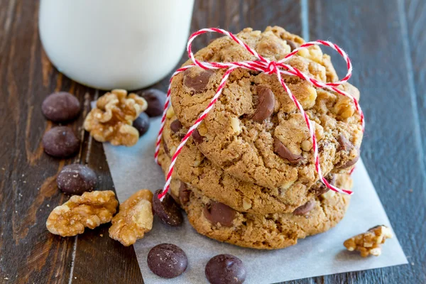 Hemgjord choklad chip cookies med valnötter — Stockfoto