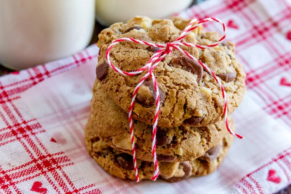 Homemade Chocolate Chip Cookies with Walnuts — Stock Photo, Image