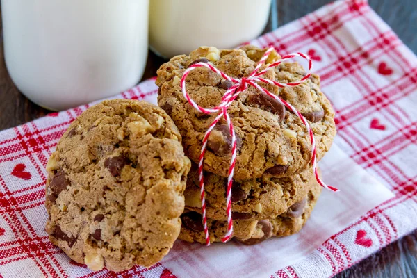 Galletas caseras de chips de chocolate con nueces — Foto de Stock