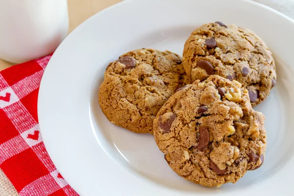 Hemgjord choklad chip cookies med valnötter — Stockfoto