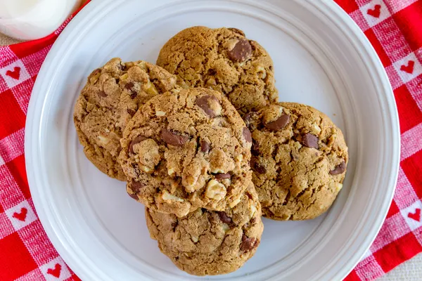 Domácí čokoláda čip cookies s ořechy — Stock fotografie