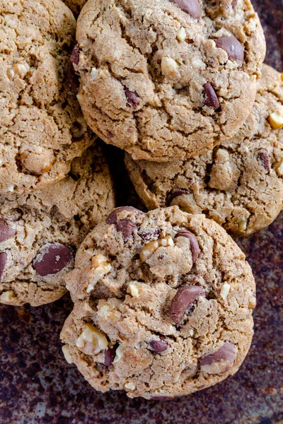 Biscuits maison aux pépites de chocolat aux noix — Photo