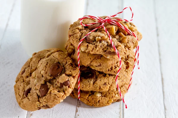 Hausgemachte Schokoladenkekse mit Walnüssen — Stockfoto