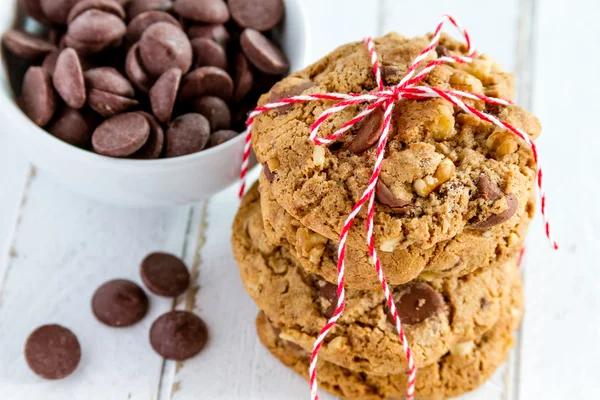 Biscoitos caseiros de chocolate com nozes — Fotografia de Stock