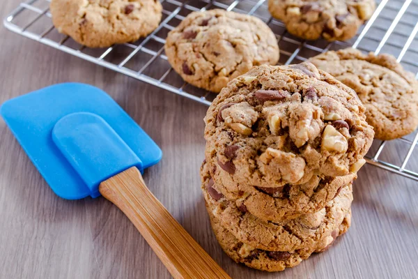 Hausgemachte Schokoladenkekse mit Walnüssen — Stockfoto