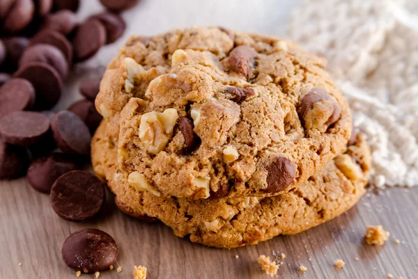 Hausgemachte Schokoladenkekse mit Walnüssen — Stockfoto