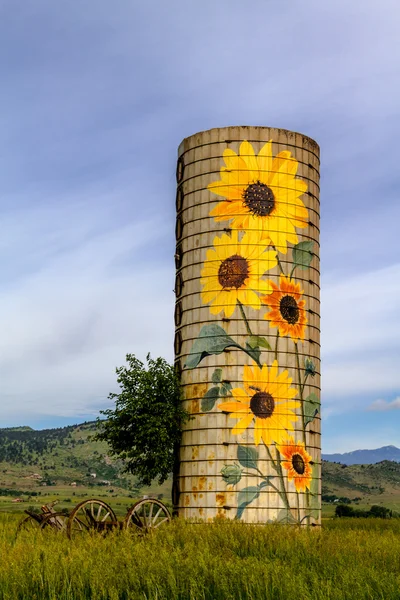 Ländliche Ranch Sonnenblumenfarm Silo — Stockfoto