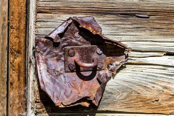 Porta de madeira desgastada com dobradiça de bloqueio — Fotografia de Stock
