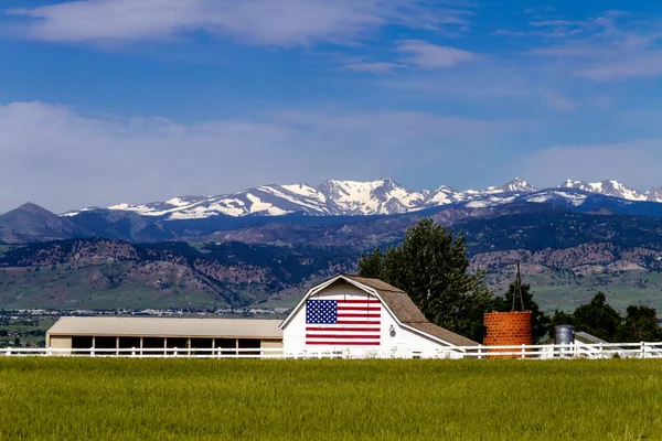 Fienile di bandiera americana a boulder, co — Foto Stock