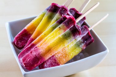 taze meyve gökkuşağı popsicles