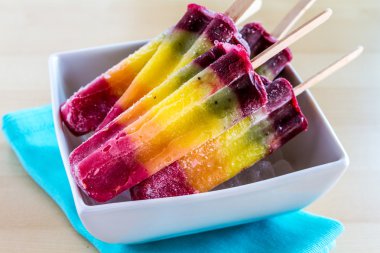 taze meyve gökkuşağı popsicles