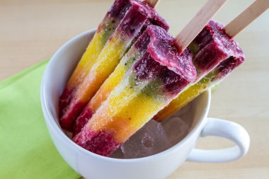 taze meyve gökkuşağı popsicles