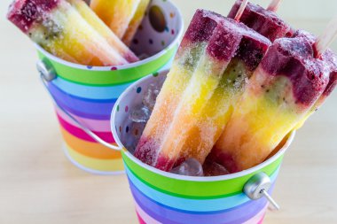 taze meyve gökkuşağı popsicles