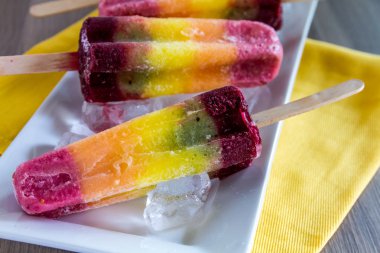 taze meyve gökkuşağı popsicles