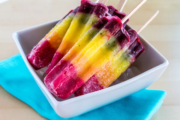 Popsicles arc-en-ciel aux fruits frais — Photo