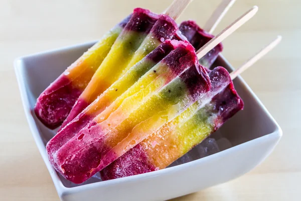 Färsk frukt rainbow popsicles — Stockfoto