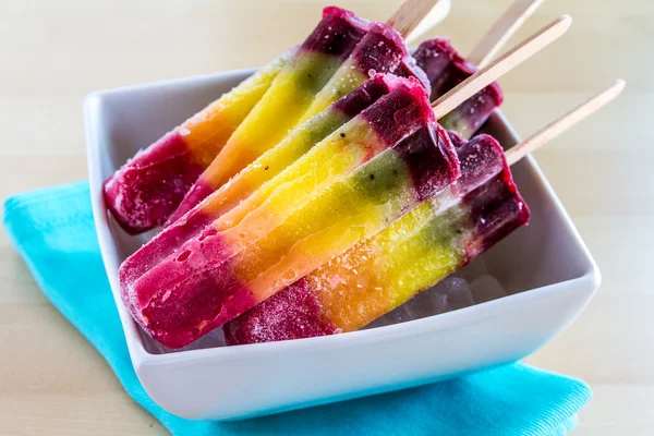 Ghiaccioli arcobaleno di frutta fresca — Foto Stock