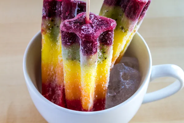 Popsicles arc-en-ciel aux fruits frais — Photo