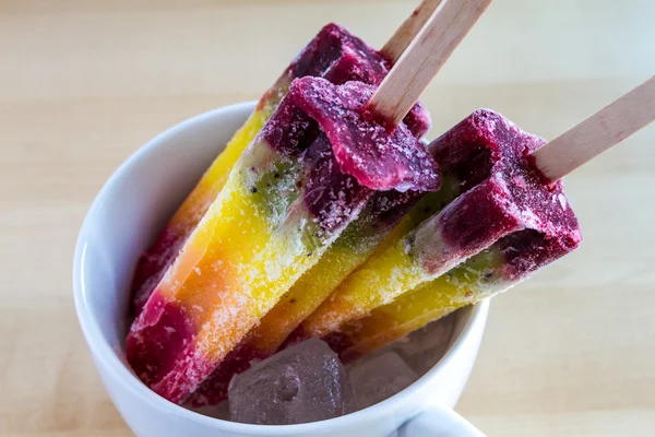 Färsk frukt rainbow popsicles — Stockfoto