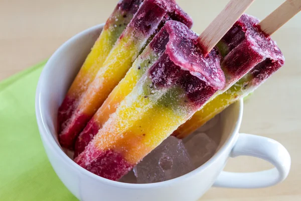 Färsk frukt rainbow popsicles — Stockfoto