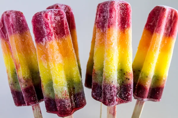 Frisches Obst Regenbogen Eis am Stiel — Stockfoto