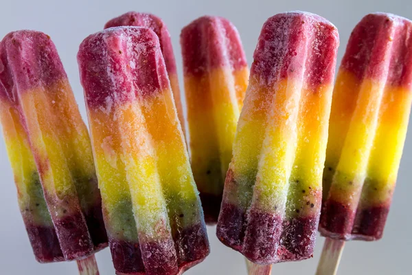 Frutas frescas Rainbow Popsicles — Fotografia de Stock