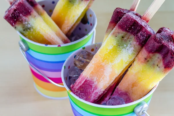 Frutas frescas Rainbow Popsicles — Fotografia de Stock