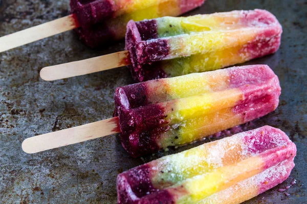 Färsk frukt rainbow popsicles — Stockfoto