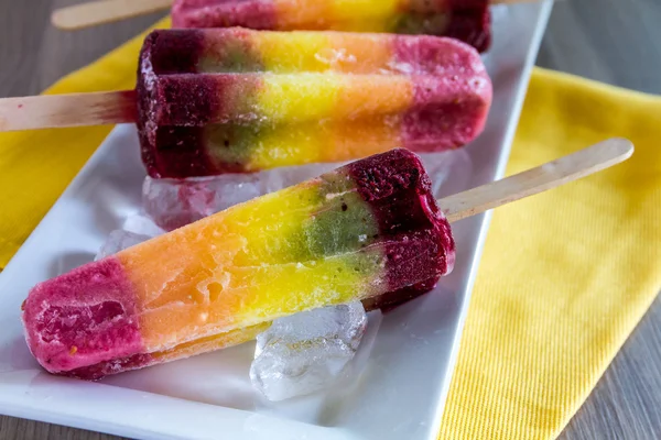 Färsk frukt rainbow popsicles — Stockfoto