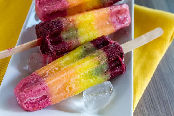 Frisches Obst Regenbogen Eis am Stiel — Stockfoto