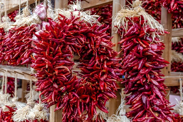 Ristras de chile seco en el mercado de agricultores — Foto de Stock