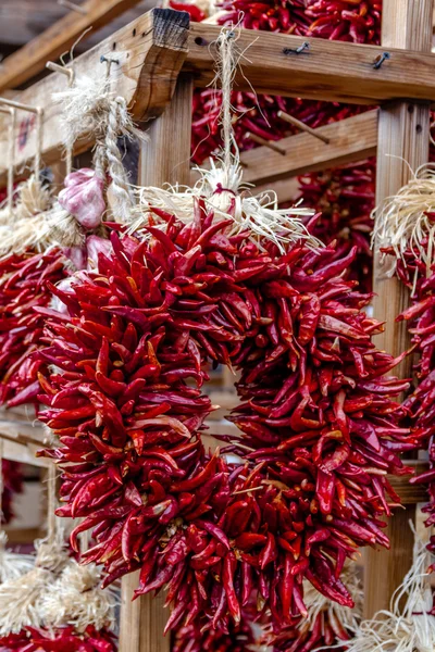 Gedroogde chili ristras bij de boeren markt — Stockfoto