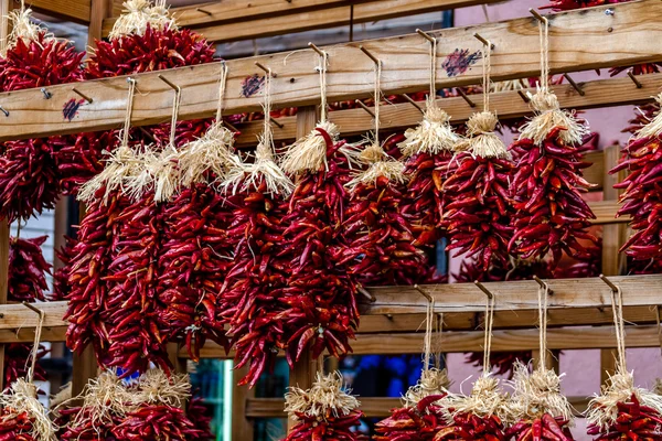 Ristras de chile seco en el mercado de agricultores — Foto de Stock