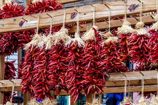 Ristras de pimentão seco no mercado de agricultores — Fotografia de Stock