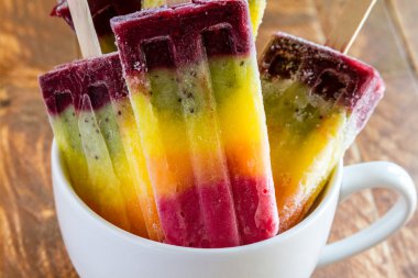 taze meyve gökkuşağı popsicles
