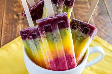 taze meyve gökkuşağı popsicles