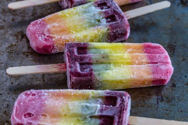 taze meyve gökkuşağı popsicles