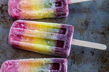 taze meyve gökkuşağı popsicles