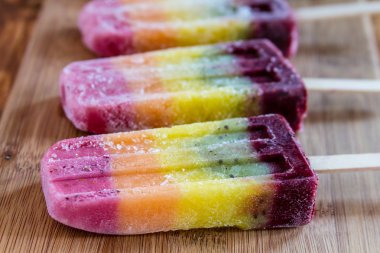 taze meyve gökkuşağı popsicles