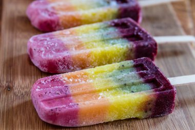 taze meyve gökkuşağı popsicles