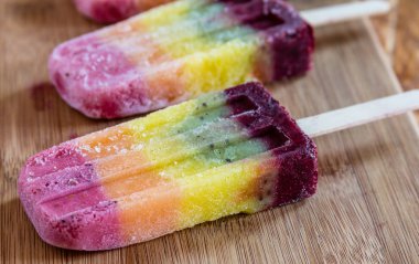 taze meyve gökkuşağı popsicles