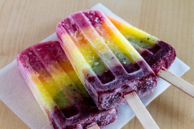 taze meyve gökkuşağı popsicles