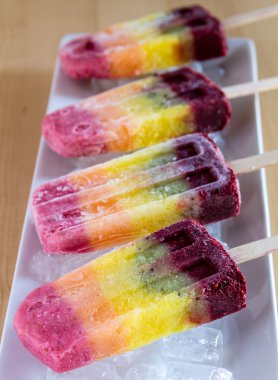 taze meyve gökkuşağı popsicles