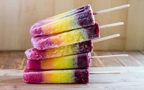 Färsk frukt rainbow popsicles — Stockfoto